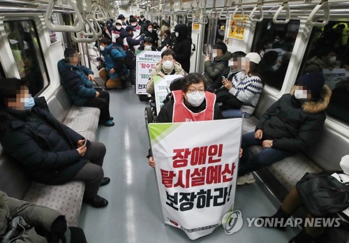 지난해 말부터 서울 지하철역을 중심으로 진행되고 있는 장애인 이동권 보장 시위 / 사진=연합뉴스