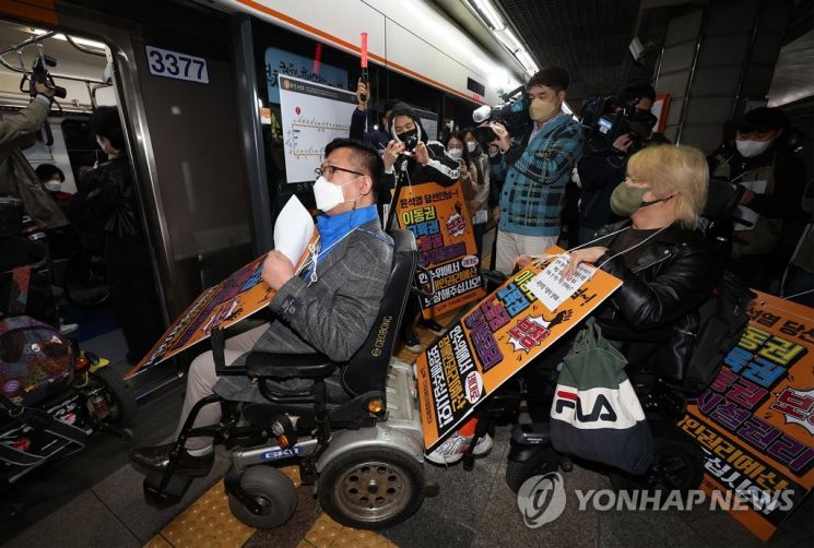 전국장애인차별철폐연대(전장연) 등 장애인단체 회원들이 28일 오전 서울 경복궁역 3호선 승강장에서 장애인 이동권 보장·장애인 권리예산 반영을 요구하며 출근 시간대 지하철 시위를 하고 있다. / 사진=연합뉴스