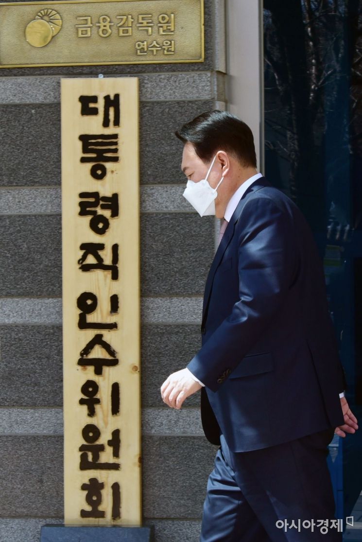 윤석열 대통령 당선인이 28일 서울 통의동 금융감독원 연수원에 마련된 인수위원회 집무실에서 나와 외출하고 있다./인수위사진기자단