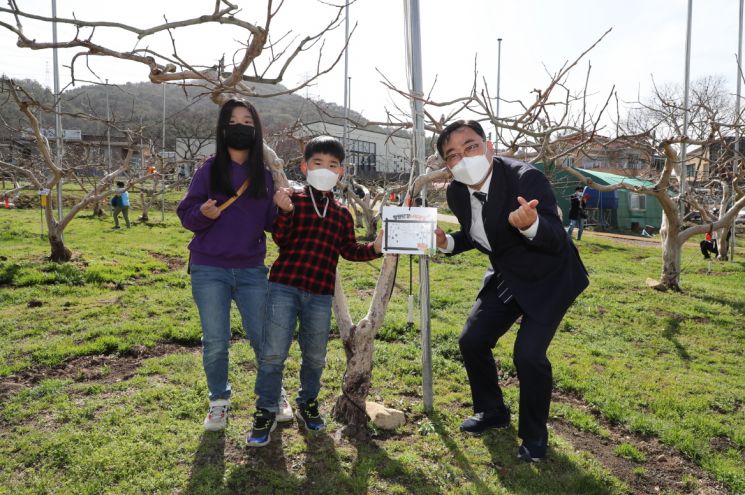 허성무 시장이 단감나무 분양사업 이름표 달기 행사에 참여한 시민과 기념촬영을 하고 있다.