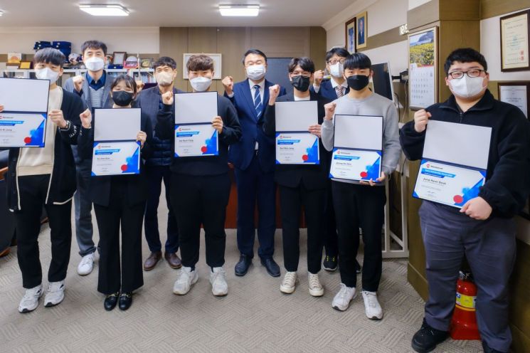 대학본관 총장실에서 열린 장학증서 전달식에서 김영도 총장, AI전자과 학과 교수와 학생이 단체 기념사진 촬영을 하고 있다.