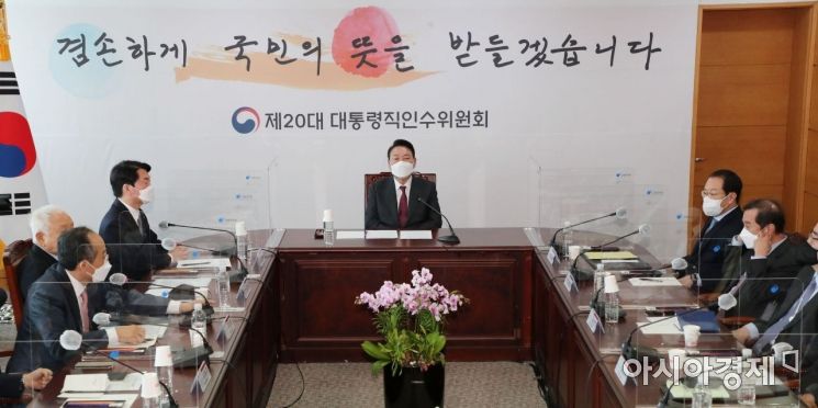 전일 윤석열 대통령 당선인이 서울 통의동 인수위원회에서 대통령직인수위원회 2차 간사단회의에 참석, 위원들의 모두발언을 경청하고 있다./인수위사진기자단