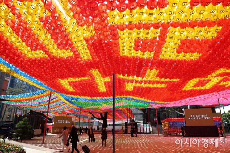 불기 2566년 부처님오신날(5월8일)을 앞둔 29일 서울 종로구 조계사에 형형색색의 오색연등이 설치돼 있다. /문호남 기자 munonam@