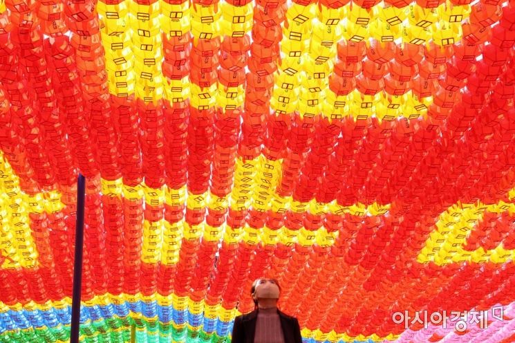 불기 2566년 부처님오신날(5월8일)을 앞둔 29일 서울 종로구 조계사에서 한 신도가 하늘을 바라보고 있다. /문호남 기자 munonam@