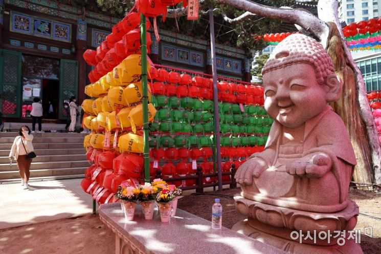 불기 2566년 부처님오신날(5월8일)을 앞둔 29일 서울 종로구 조계사에 형형색색의 오색연등이 설치돼 있다. /문호남 기자 munonam@