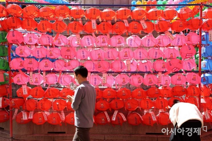 불기 2566년 부처님오신날(5월8일)을 앞둔 29일 서울 종로구 조계사에서 신도들이 기도를 하고 있다. /문호남 기자 munonam@