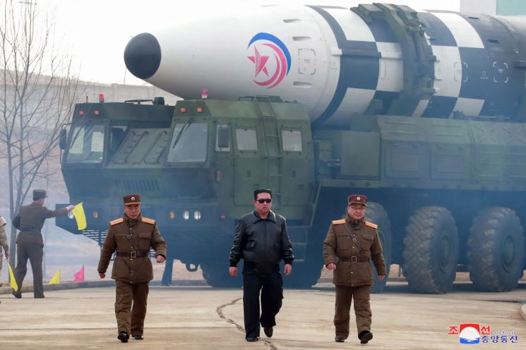 신형 대륙간탄도미사일(ICBM) '화성-17형' 앞을 걷는 김정은 북한 노동당 총비서 [이미지출처=연합뉴스]
