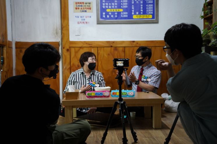 영상 콘텐츠를 제작하는 모습.
