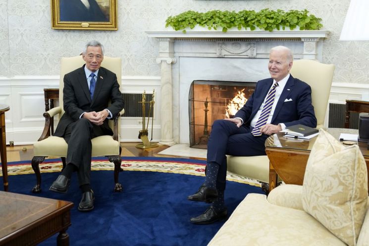 리셴룽 싱가포르 총리(왼쪽)과 조 바이든 미국 대통령(오른쪽)이 지난달 29일(현지시간) 정상회담을 위해 만났다. [이미지출처=AP연합뉴스]
