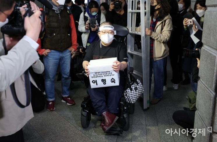 지난달 30일 서울 종로구 지하철 3호선 경복궁역 탑승장에서 전국장애인차별철폐연대가 진행한 장애인권리예산 및 관련법 개정 요구에 대한 인수위 답변 촉구 삭발 투쟁 결의식에서 이형숙 서울시장애인자립생활센터협의회장이 삭발을 마치고 지하철에 오르고 있다./김현민 기자 kimhyun81@