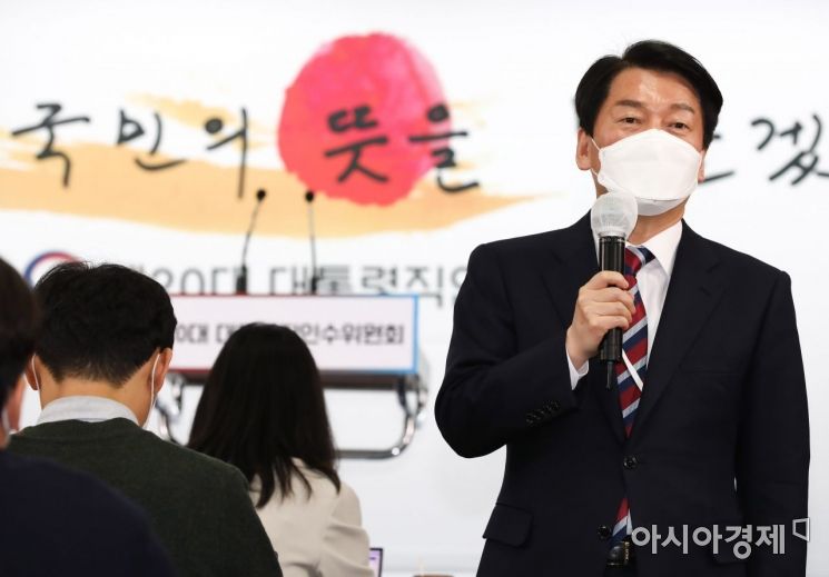 안철수 대통령직 인수위원장이 30일 오전 서울 종로구 통의동 인수위에서 기자간담회를 갖고 있다./인수위사진기자단
