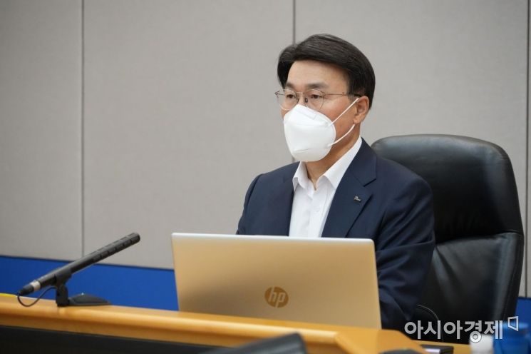 최정우 포스코그룹 회장이 30일 서울 포스코센터에서 열린 그룹ESG협의회 회의를 개최하고 있다.