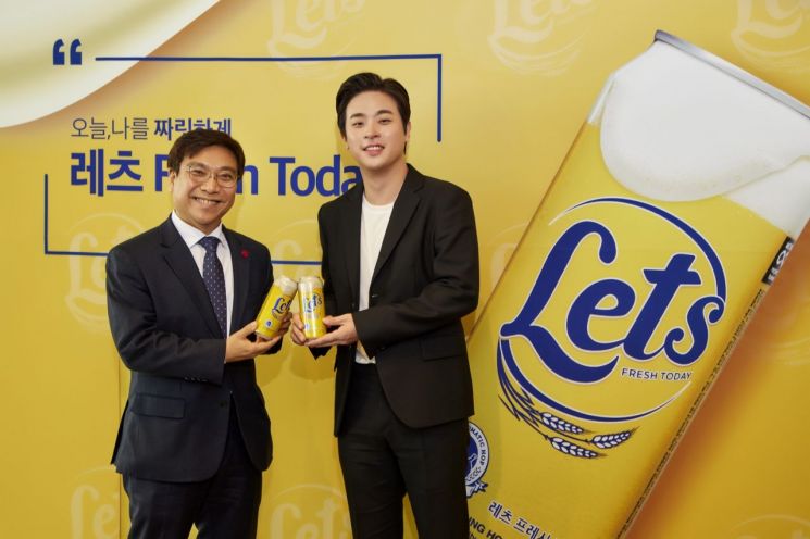 우창균 신세계L&B 대표이사(왼쪽)가 ‘레츠’ 광고 모델 배우 박정민과 기념 촬영을 하고 있다.