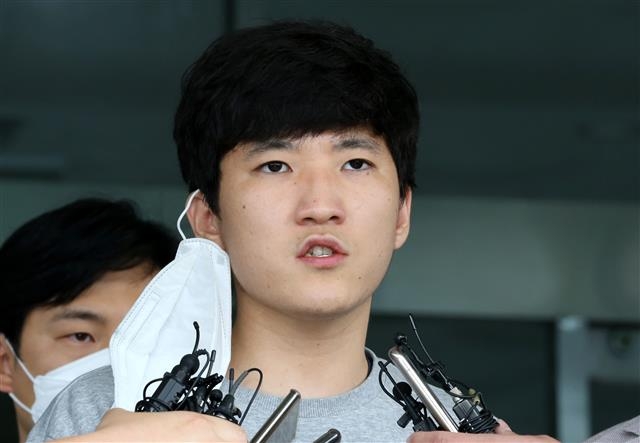 미성년자 성 착취물 제작 및 유포 혐의로 실형을 선고받은 최찬욱(27)이 지난해 6월 검찰 송치를 위해 대전 둔산경찰서를 나오면서 발언하고 있다. / 사진=연합뉴스