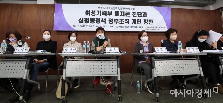 30일 서울 종로구 참여연대에서 '여성가족부 폐지론 진단과 성평등정책 정부조직 개편 방안'을 주재로 열린 새 정부 성평등정책 강화 방안 토론회에서 조은 동국대 명예교수가 발언하고 있다./김현민 기자 kimhyun81@