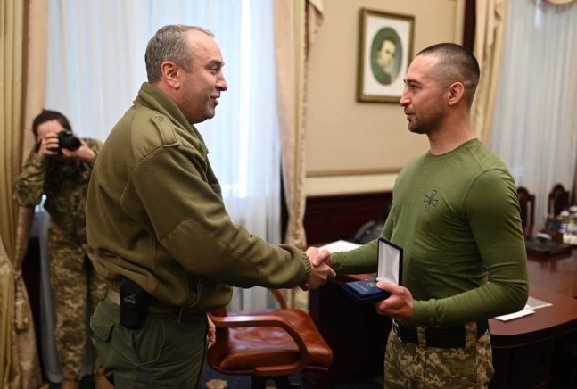 로먼 흐리보우 병사가 훈장을 받는 모습. /사진=우크라이나 국방부 트위터