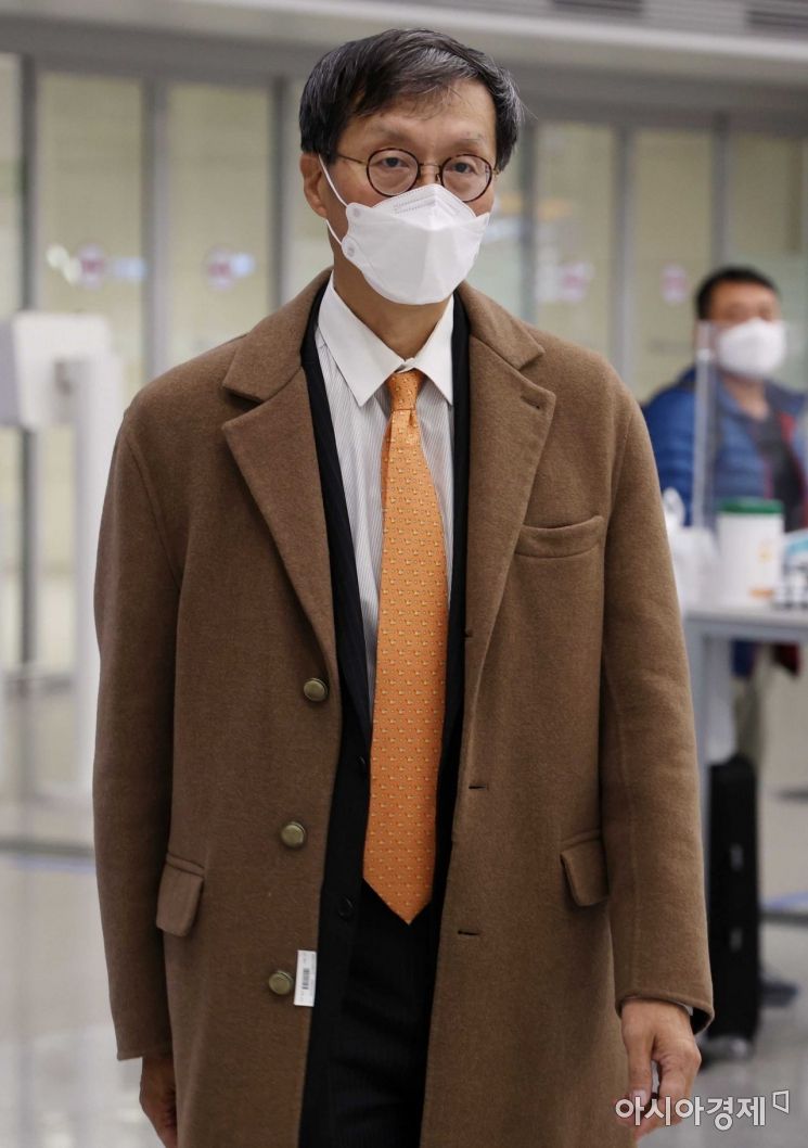 이창용 한국은행 총재 후보자가 30일 인천국제공항 제2여객터미널을 통해 귀국하고 있다. /문호남 기자 munonam@
