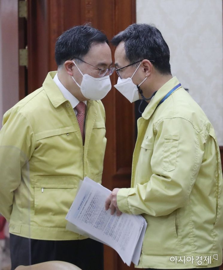 [포토] 대화 나누는 문승욱 장관과 박원주 수석