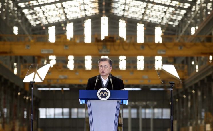 정부, ‘조선소 재가동’ 군산에 힘싣는다…산업위기지역 1년 연장