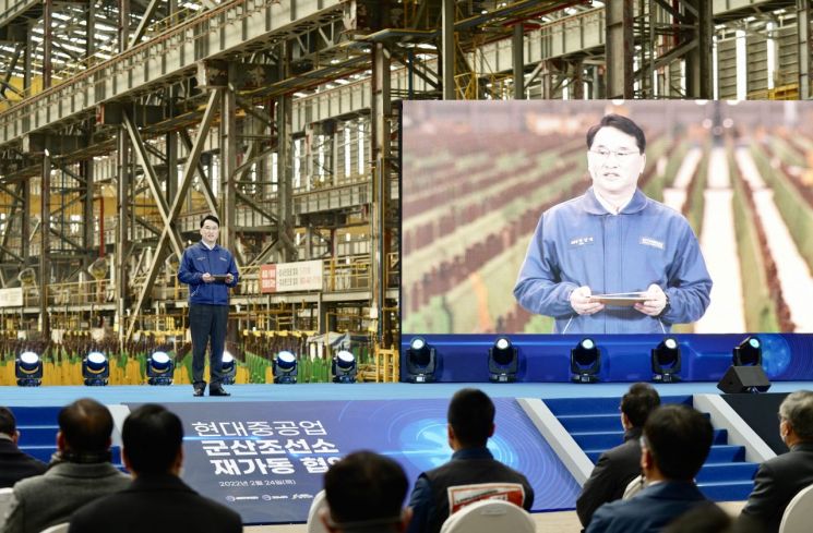 정부, ‘조선소 재가동’ 군산에 힘싣는다…산업위기지역 1년 연장