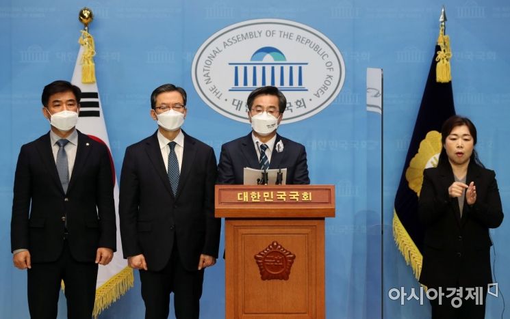 김동연 새로운물결 대표가 31일 국회 소통관에서 6·1 지방선거 경기도지사 출마 선언을 하고 있다./윤동주 기자 doso7@