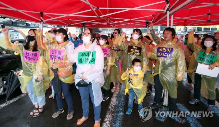 지난 2018년 제주 예멘 난민 신청 허가를 반대하는 단체의 집회 / 사진=연합뉴스