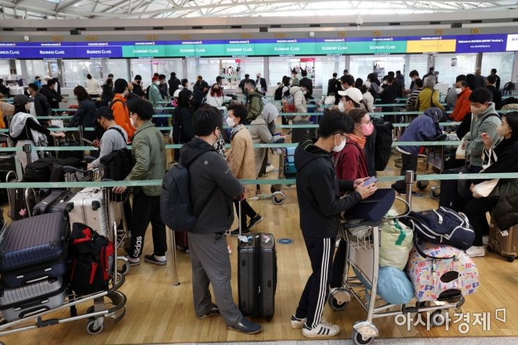 정부의 해외 입국자 자가격리 면제 발표 후 항공권 예약이 늘고 있다. 1일 인천국제공항 제1여객터미널 출국장이 해외로 나가려는 시민들로 활기를 띠고 있다. /문호남 기자 munonam@