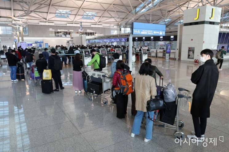 정부의 해외 입국자 자가격리 면제 발표 후 항공권 예약이 늘고 있다. 1일 인천국제공항 제1여객터미널 출국장이 해외로 나가려는 시민들로 활기를 띠고 있다. /문호남 기자 munonam@