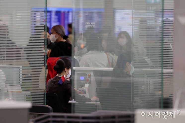 정부의 해외 입국자 자가격리 면제 발표 후 항공권 예약이 늘고 있다. 1일 인천국제공항 제1여객터미널 출국장이 해외로 나가려는 시민들로 활기를 띠고 있다. /문호남 기자 munonam@