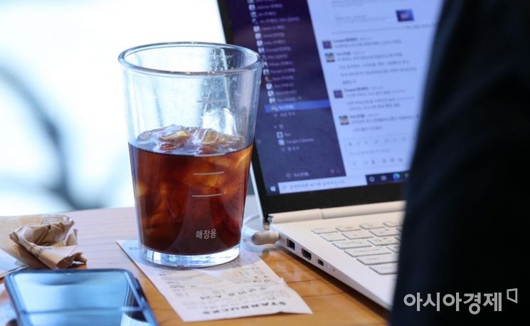 서울의 한 커피 매장에서 아이스 아메리카노를 마시고 있는 모습./김현민 기자 kimhyun81@