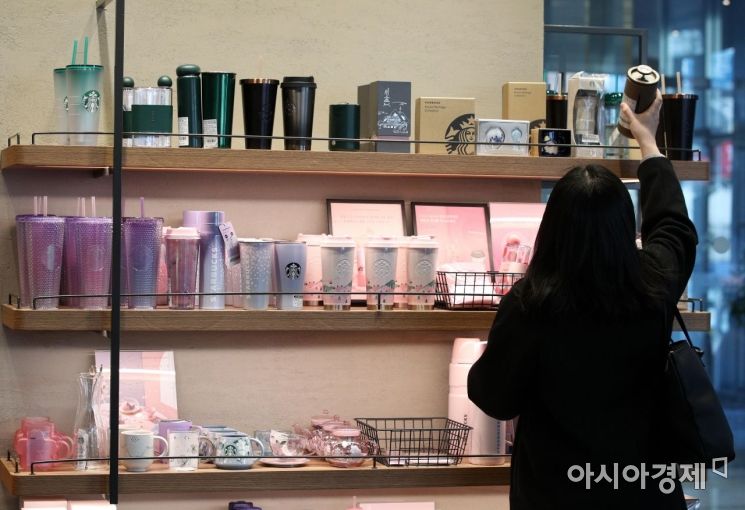 자원재활용법에 따른 매장 내 일회용품 사용 제한이 다시 시작된 지난 4월 1일 서울의 한 프랜차이즈 커피 매장에서 이용객이 텀블러를 고르고 있다./김현민 기자 kimhyun81@