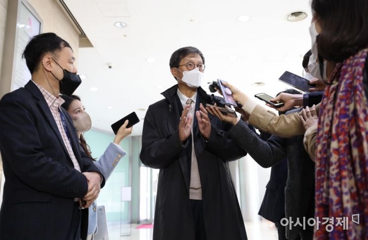 이창용 한국은행 총재 후보자가 1일 서울 중구 세종대로 부영태평빌딩에 마련된 인사청문회 사무실로 출근하며 취재진의 질문을 받고 있다./사진공동취재단
