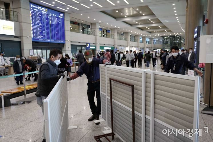 1일 인천국제공항 제1여객터미널 입국장에서 관계자들이 코로나19 방역 관련 시설물을 철거하고 있다. 인천국제공항공사는 정부의 해외 입국 여행객의 방역교통망 이용 완화 등 방역지침 전환에 따라 인천공항 입국장 운영체계를 ‘코로나 이전’ 수준으로 전환했다. 지방자치단체 방역 안내소와 해외 입국 여행객 전용 대기·분리 장소, 코로나 안내 사이니지 등 시설물을 철거했다. /문호남 기자 munonam@