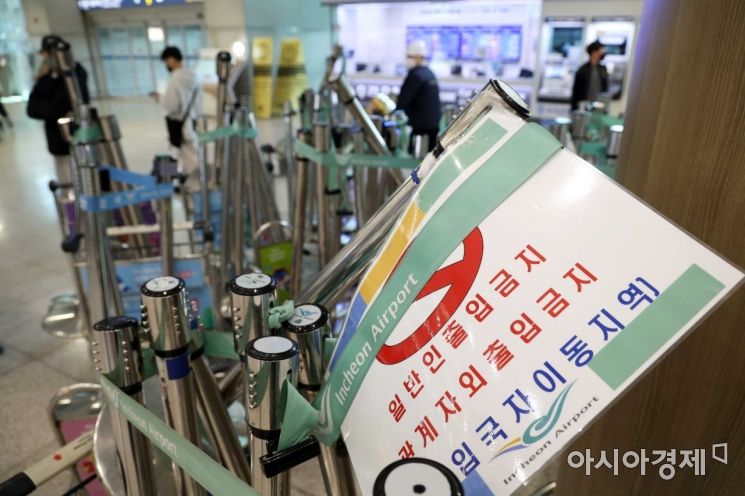 1일 인천국제공항 제1여객터미널 입국장에서 관계자들이 코로나19 방역 관련 시설물을 철거하고 있다. 인천국제공항공사는 정부의 해외 입국 여행객의 방역교통망 이용 완화 등 방역지침 전환에 따라 인천공항 입국장 운영체계를 ‘코로나 이전’ 수준으로 전환했다. 지방자치단체 방역 안내소와 해외 입국 여행객 전용 대기·분리 장소, 코로나 안내 사이니지 등 시설물을 철거했다. /문호남 기자 munonam@