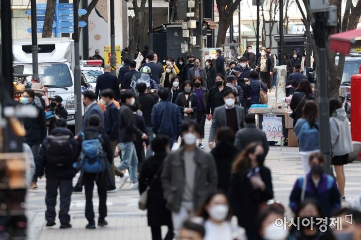 정부가 사회적 거리두기 조정방안을 발표한 지난 1일 서울 명동에서 직장인들이 점심식사를 위해 이동하는 모습./문호남 기자 munonam@