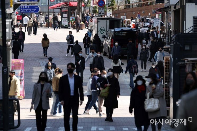 정부가 '사적모임 10명·밤 12시까지 영업'을 허용하는 새 사회적 거리두기 조정방안을 발표한 1일 서울 명동에서 직장인들이 점심식사를 위해 이동하고 있다. /문호남 기자 munonam@