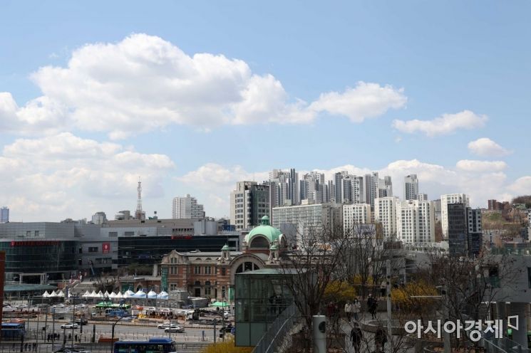 완연한 봄 날씨를 보인 1일 서울로7017에서 바라본 하늘이 파랗다. /문호남 기자 munonam@