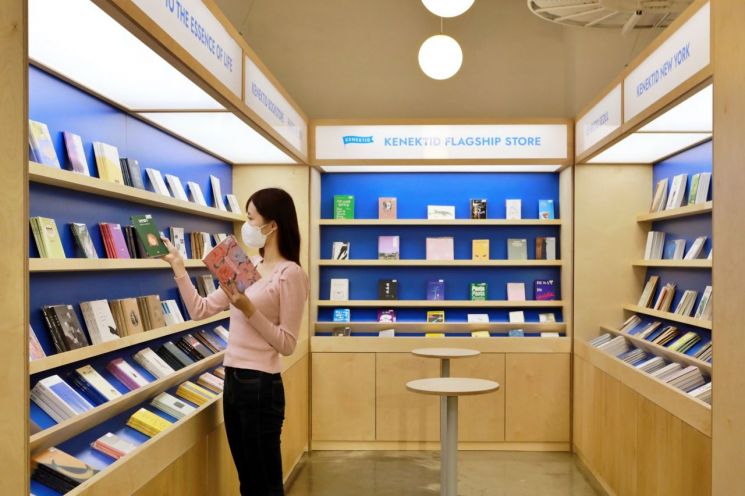 3일 서울 중구 롯데백화점 본점에 있는 ‘커넥티드 플래그십 스토어’에서 고객이 책을 살펴보고 있다.