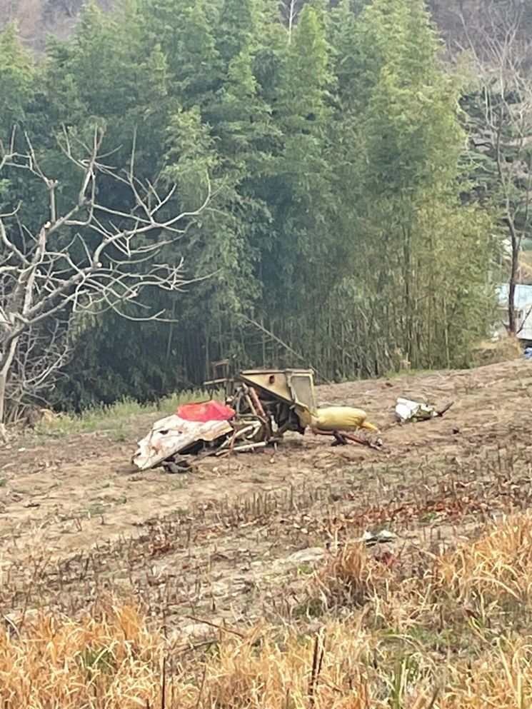 1일 오후 경남 사천시 정동면 고읍리 한 들판에 공군 훈련기 KT-1 2대가 추락해 조종사 4명이 모두 숨졌다. 사진은 사고 훈련기 잔해. [이미지출처=연합뉴스]