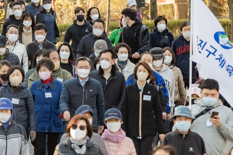 [포토] 중랑구 ‘사가정51길’ 특화거리 준공...광진구 '벚꽃길 함께 걷기대회’ 개최