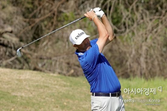 라이언 파머가 텍사스오픈 둘째날 13번홀에서 아이언 샷을 하고 있다. 샌안토니오(미국)=Getty images/멀티비츠
