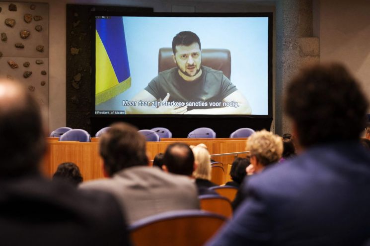 볼로디미르 젤렌스키 우크라이나 대통령이 지난달 31일(현지 시각) 네덜란드 헤이그 의사당에 모인 의원들을 상대로 화상 연설을 진행하며 지원을 호소하고 있다. [이미지출처=연합뉴스]