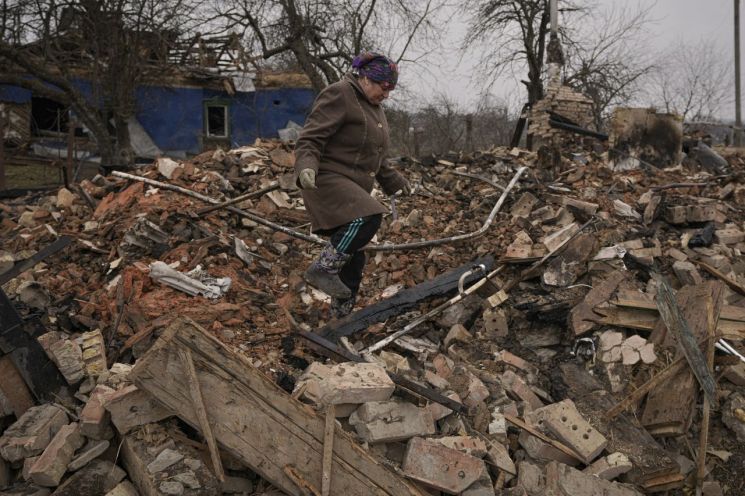 지난달 30일(현지 시각) 우크라이나 수도 키이우(키예프) 외곽의 한 마을 주민이 러시아군 폭격으로 파괴된 자신의 집 잔해 속에서 쓸만한 물건을 찾고 있다. [이미지출처=연합뉴스]
