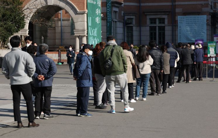 지난 1일 오전 서울역 광장에 마련된 코로나19 임시 선별검사소에서 시민들이 검사를 받기 위해 기다리고 있다. / 사진=연합뉴스