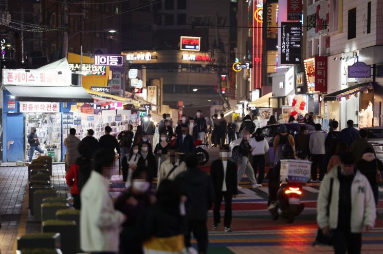 서울 홍대 거리의 모습. 정부는 '포스트 오미크론' 시기에 걸맞는 대응체계를 준비한다고 밝혔다. [사진=연합뉴스]