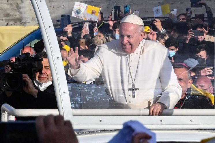 교황 “우크라이나 비극 생각해야…지치지 말고 기도하라”