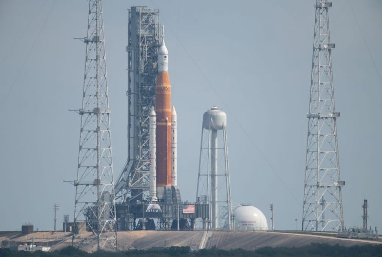 미국 항공우주국(NASA)의 초대형 우주 발사체 'SLS'가 최종 안전 점검 절차인 '비연소 연료 주입 시험'을 위해 플로리다주 케네디우주센터 39B발사대에 거치돼 있다. 사진 출처=NASA.