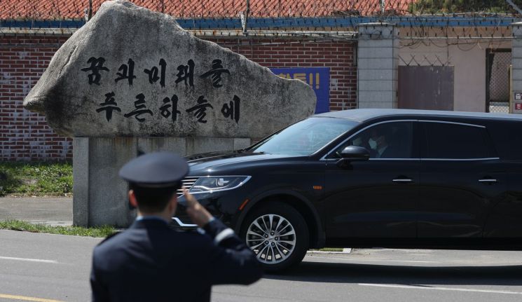 경남 사천시 공군 전투기 비행훈련 중 사고로 순직한 4명의 영결식이 치러진 공군 제3훈련비행단 위병소 입구에서 동료 군인이 운구차를 향해 경례하고 있다. [이미지출처=연합뉴스]