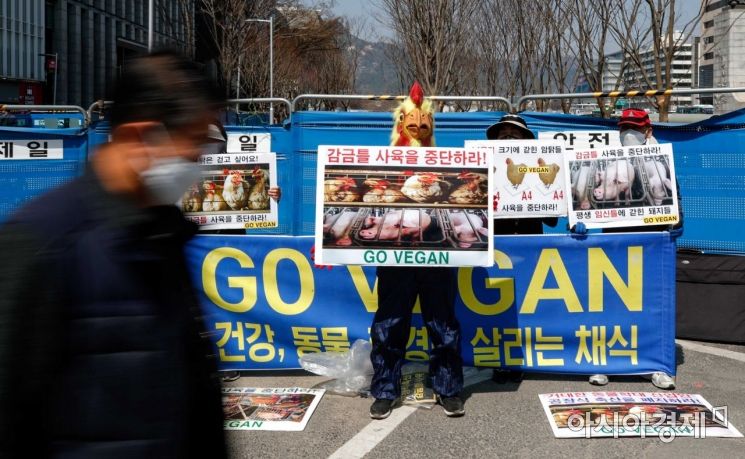 [포토]동물보호연합, 감금틀 사육 중단 촉구 기자회견