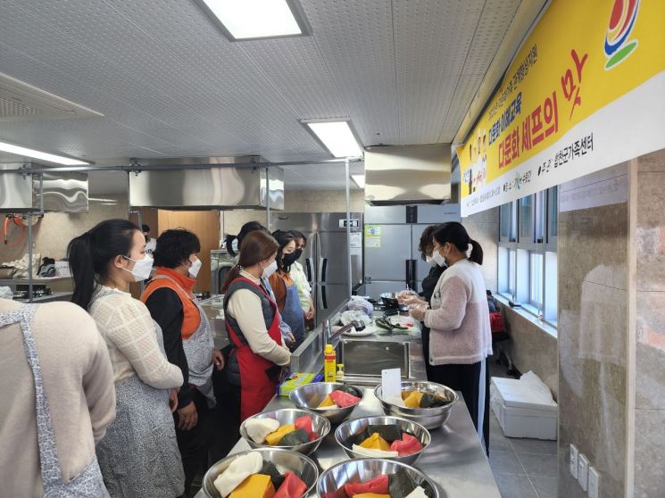 다문화 여성 결혼이민자 대상 요리 교육이 진행되고 있다.